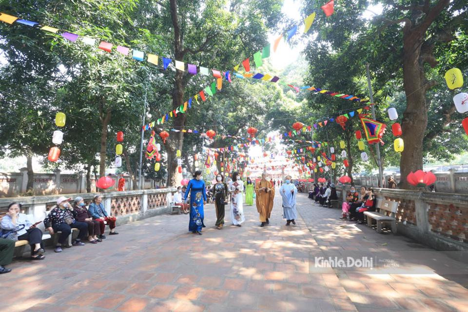 Chùa Láng, tên chữ Hán (Chiêu Thiền Tự) là một ngôi chùa cổ ở làng Láng. Chùa được xây dựng từ thời vua Lý Anh Tông (trị vì từ 1138 - 1175) và từng được coi là ‘‘Đệ nhất tùng lâm’’ trên vùng đất phía Tây Bắc kinh thành Thăng Long xưa; nay thuộc phường Láng Thượng, quận Đống Đa, TP Hà Nội, với diện tích 17.917m2.