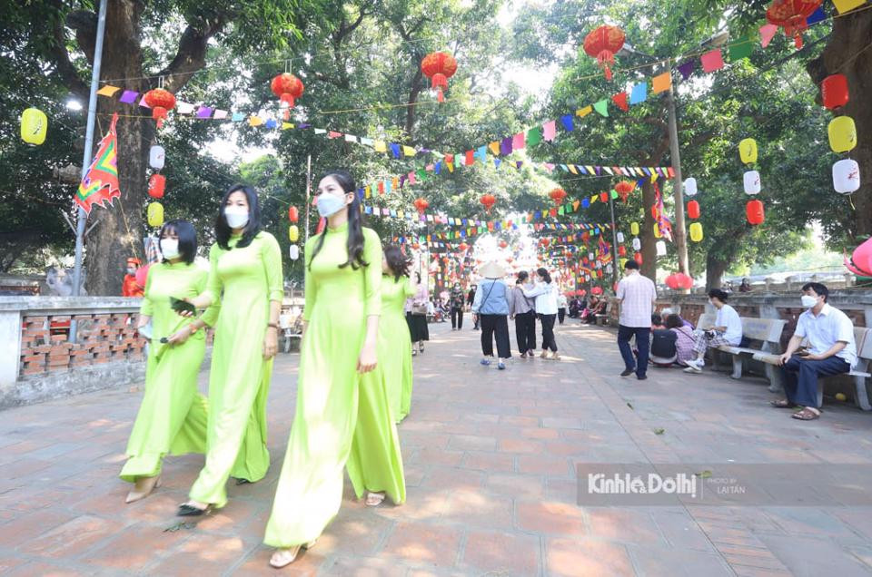 Lễ hội Chùa Láng là lễ hội lớn nhất ở phía Tây kinh thành Thăng Long xưa và nay, trong dân gian vẫn còn câu ca: “Thứ nhất là Hội Cổ Loa/ Thứ Nhì Hội Láng, thứ Ba Hội Thầy”; hay: “Nhớ ngày mùng bảy tháng ba/ Trở vào Hội Láng, trở ra Hội Thầy”.