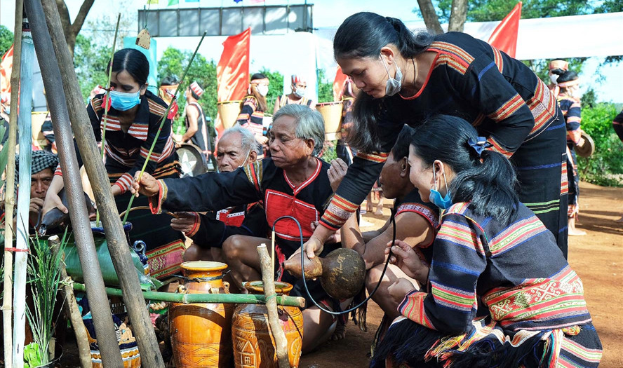 Tổ chức diễn đàn văn hóa nhân Ngày văn hóa các dân tộc Việt Nam 19-4