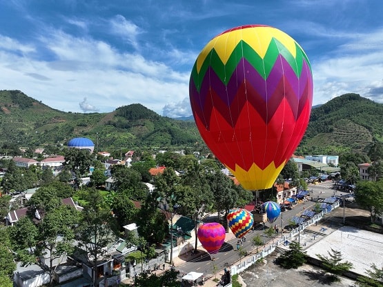 Trái cây, dù lượn, khinh khí cầu và 1001 đặc sản chờ bạn khám phá tại Khánh Sơn