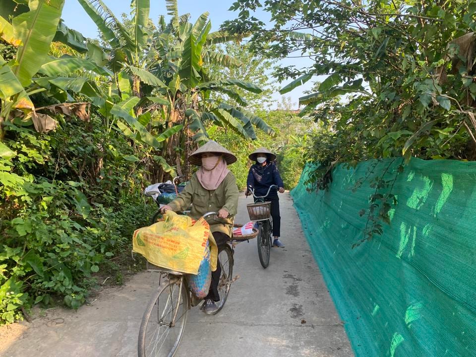 Người dân ngụ cư ở đây sống bằng nghề nông, chài lưới. Họ kiếm sống từ chính lòng sông, bãi bồi. Những mái nhà có, tạm bợ có, kiên cố đôi chút có (chỉ là lợp tôn, giấy dầu hoặc mái bằng)...