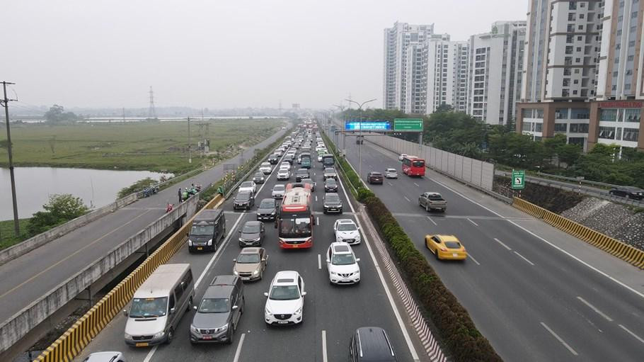 Hàng nghìn phương tiện nối đuôi nhau hướng vào trung tâm TP Hà Nội trên cao tốc Pháp Vân - Cầu Giẽ.
