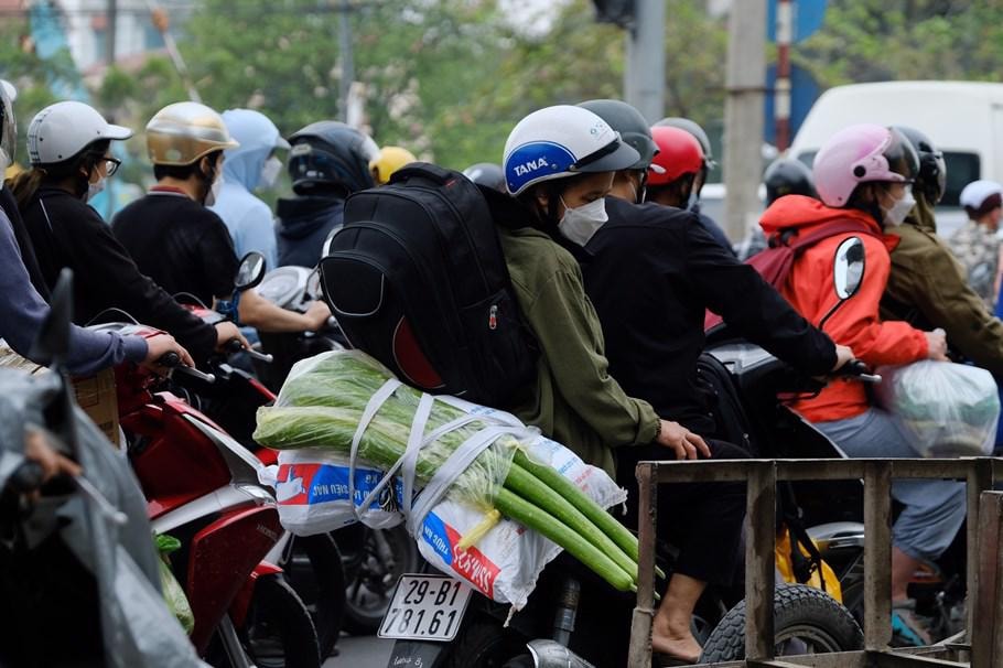 Người dân quay lại Hà Nội với đủ thứ quà quê.