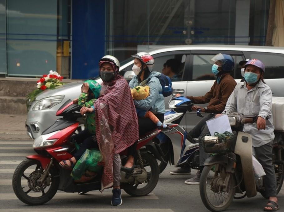 Cơn mưa nhỏ khiến hành trình trở lại Hà Nội càng thêm vất vả.