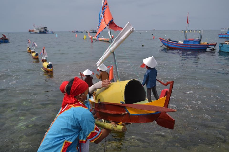 Nghi thức thả thuyền câu xuống biển nhằm tưởng nhớ những binh phu đã ngã xuống.