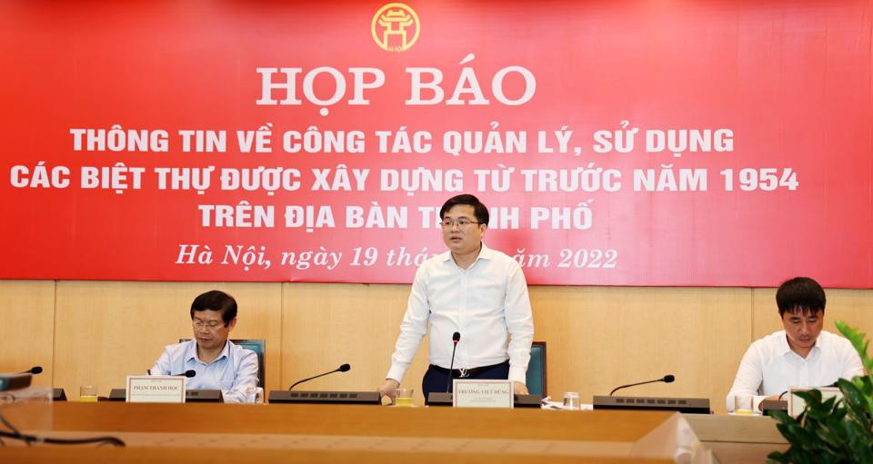 Chánh Văn phòng UBND TP Hà Nội Trương Việt Dũng thông tin tại buổi họp báo.