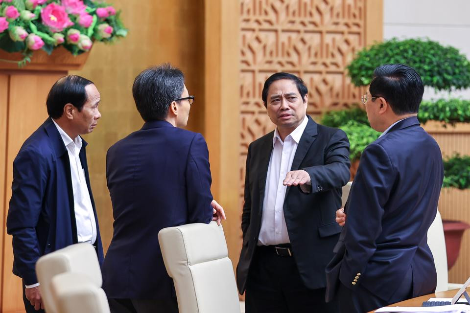 Thủ tướng Phạm Minh Chính trao đổi với các Phó Thủ tướng về công tác quy hoạch. Ảnh: VGP/Nhật Bắc