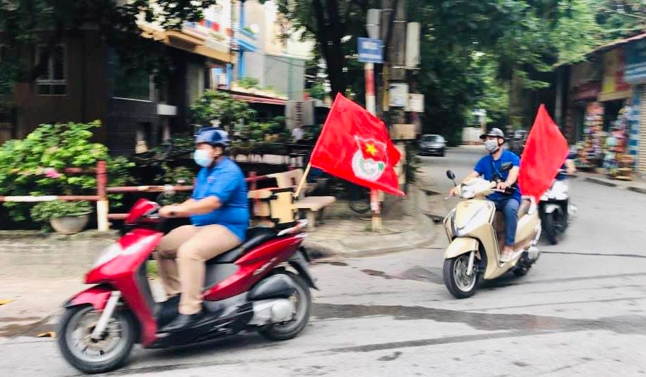 Đoàn thanh niên quận Bắc Từ Liêm tuyên truyền lưu động về công tác phòng, chống dịch Covid-19