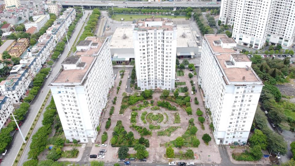 Các khối nhà tạm cư CT1 A, B, C của Khu tái định cư Thành phố Giao Lưu (quận Bắc Từ Liêm), được đưa vào sử dụng từ năm 2014 đến nay đã và đang xuống cấp.