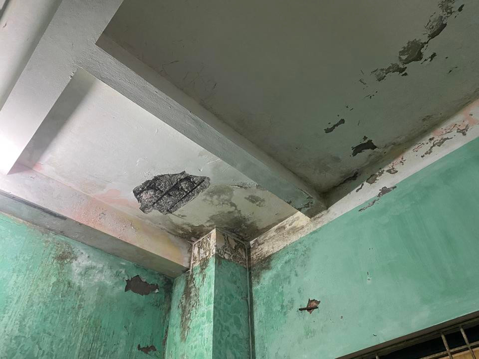 Lớp trần bong tróc thành từng mảng, hiện rõ khung sắt ở hầm gửi xe tòa A2 Phú Thượng, Tây Hồ.