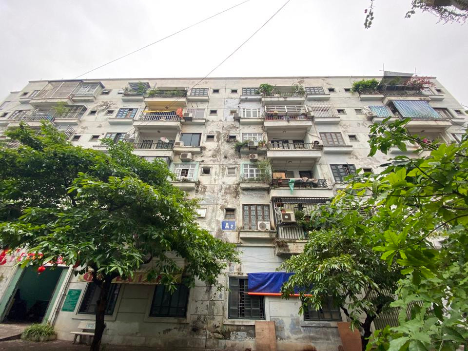 Được xây dựng từ 2006, khu tạm cư A1, A2 Phú Thượng (quận Tây Hồ) gồm 2 khối nhà 6 tầng với 125 căn hộ, lớp sơn phủ bên ngoài đã ngả màu, loang lổ rêu bám.