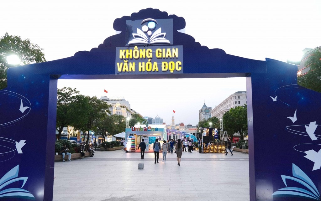 Khi văn hóa đọc truyền thống và hiện đại giao thoa...