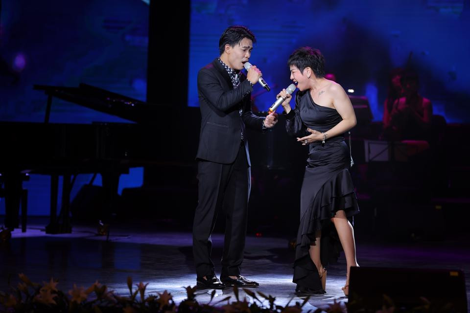 Ca sĩ Minh Chuyên (bên phải) - được ví là nàng thơ cuối cùng của Phú Quang đã thể hiện những tình khúc để tôn vinh cố nhạc sĩ 