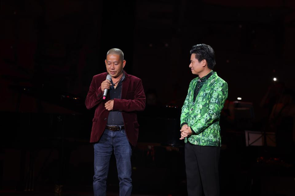 Ca sĩ Tấn Minh (bên phải) bất ngờ mời nhạc sĩ Minh Tuấn - là người 15 năm gắn bó với nhạc sĩ Phú Quang - ra sân khấu chia sẻ với khán giả.