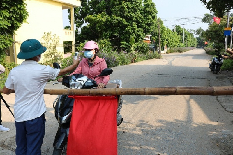 Những chốt trực nghiêm túc kiểm soát người qua lại ở huyện Quốc Oai