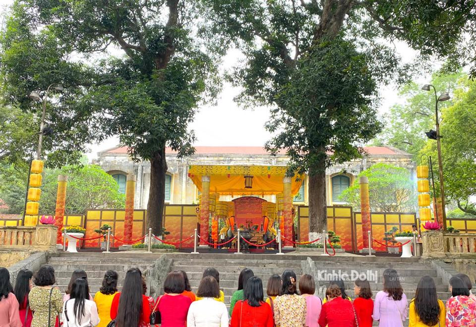 Nhiều đoàn khách đến dâng hương tại Điện Kính Thiên – Hoàng thành Thăng Long.