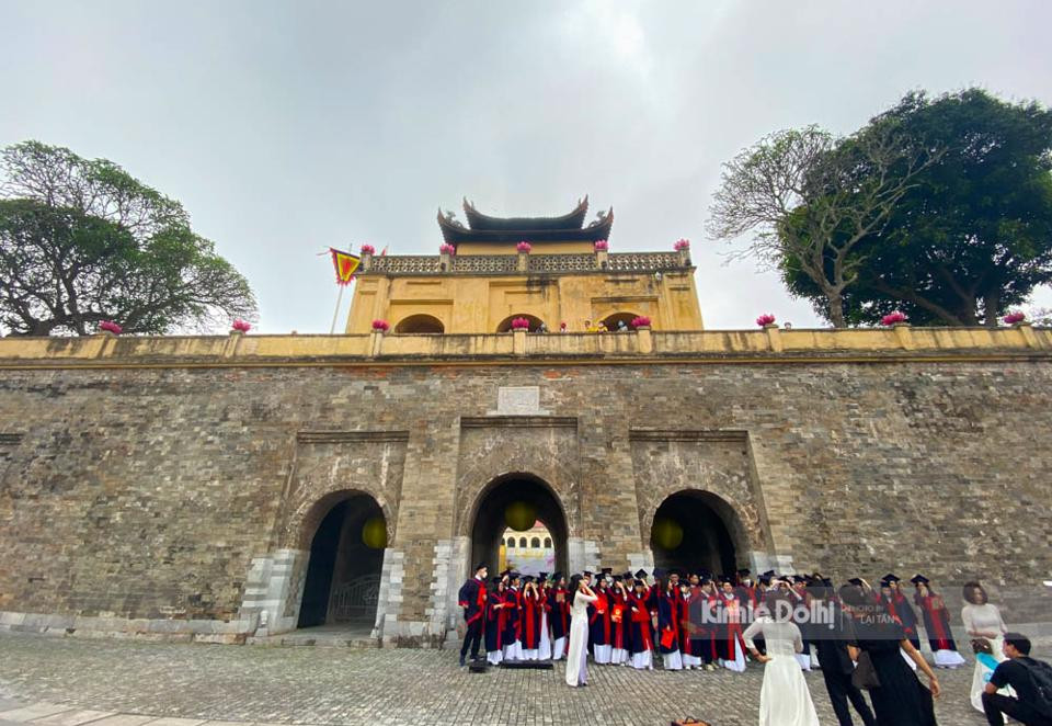 Điểm “check in”, chụp ảnh kỷ yếu được nhiều lớp chọn là khu vực cổng Đoan Môn.