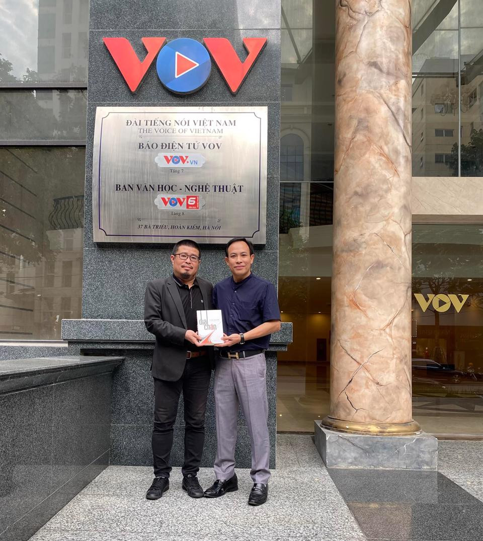 Nhà báo Trần Nhật Minh - Trưởng ban Văn học Nghệ thuật Đài Tiếng nói Việt Nam và tác giả cuốn sách 
