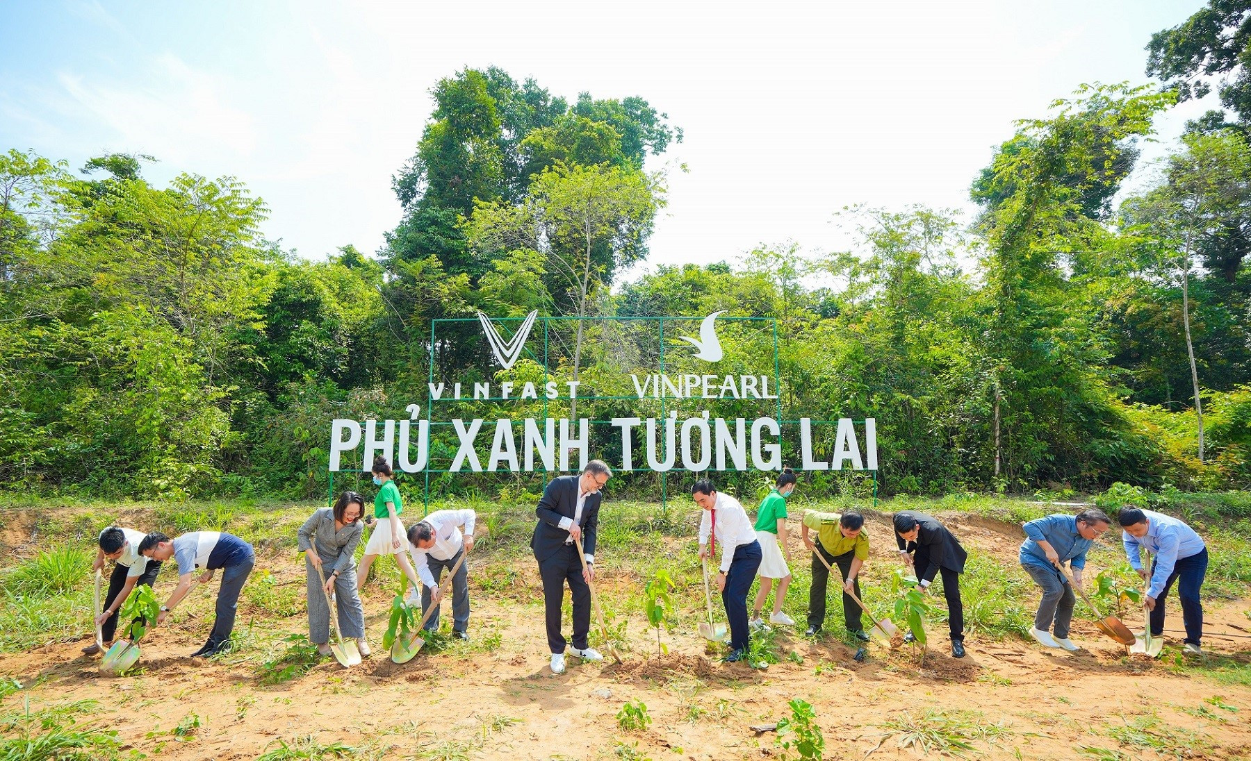 Vinfast khởi động dự án trồng rừng “phủ xanh tương lai”
