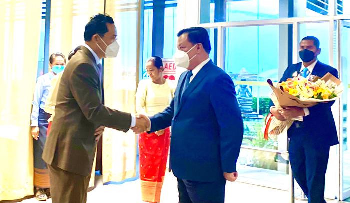 Đại diện chính quyền Thủ đô Phnôm Pênh chào đón Bí thư Thành ủy Hà Nội Đinh Tiến Dũng và đoàn đại biểu cấp cao Thủ đô Hà Nội tại sân bay Phnôm Pênh. 