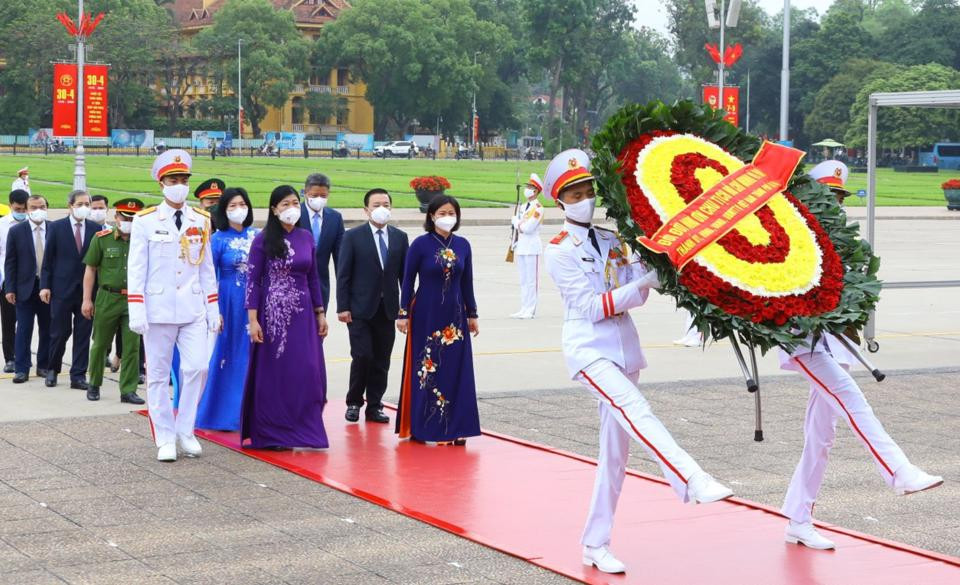 Lãnh đạo TP Hà Nội vào Lăng viếng Chủ tịch Hồ Chí Minh nhân 47 năm Ngày giải phóng miền Nam, thống nhất đất nước.