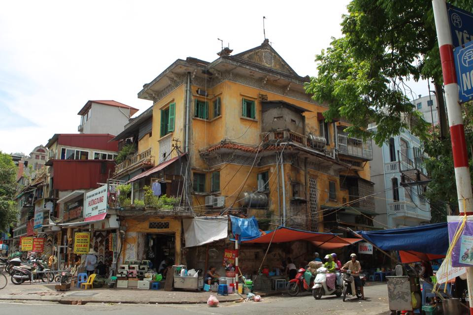 Biệt thự Pháp cũ xuống cấp trên phố Nguyễn Thái Học. Ảnh: Công Hùng 