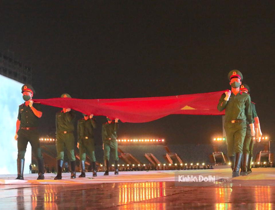 Tối 8/5, sau khi đại cảnh với hình ảnh cây tre cơ bản hoàn thành, các cán bộ, chiến sĩ thực hiện nghi lễ thượng cờ của Việt Nam - chủ nhà SEA Games 31.