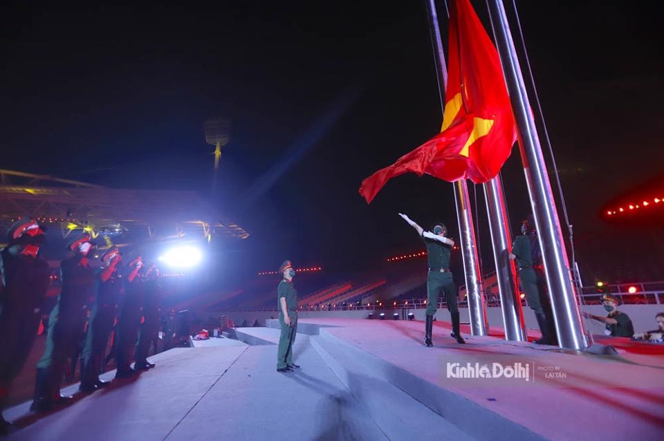 Trong nghi lễ quan trọng này, các cán bộ, chiến sĩ thực hiện nghiêm túc, trang nghiêm và làm lại nhiều lần để điều chỉnh những chi tiết nhỏ nhất diễn ra đúng quy định.