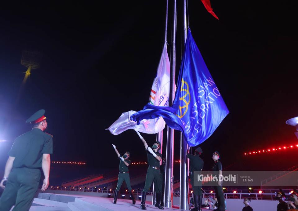 Sau lễ thượng cờ của nước chủ nhà SEA Games 31 Việt Nam, cờ của SEA Games 31 và Liên đoàn Thể thao Đông Nam Á cũng được kéo lên.