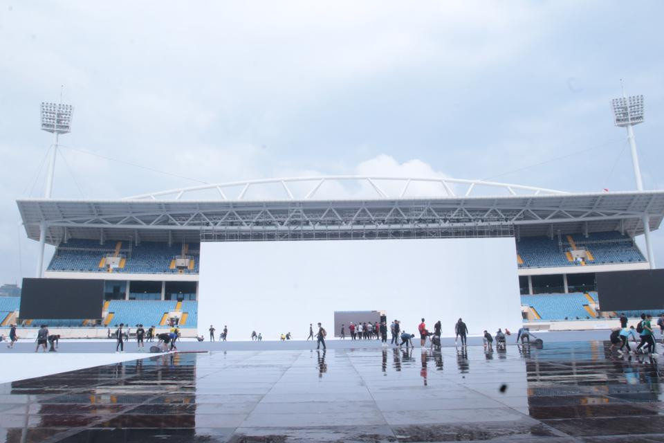 Lễ khai mạc SEA Games 31 sẽ kéo dài 120 phút trên Sân vận động Mỹ Đình, Hà Nội. Theo kịch bản, sau phần giới thiệu, 11 đoàn thể thao các nước Đông Nam Á bắt đầu chương trình diễu hành.