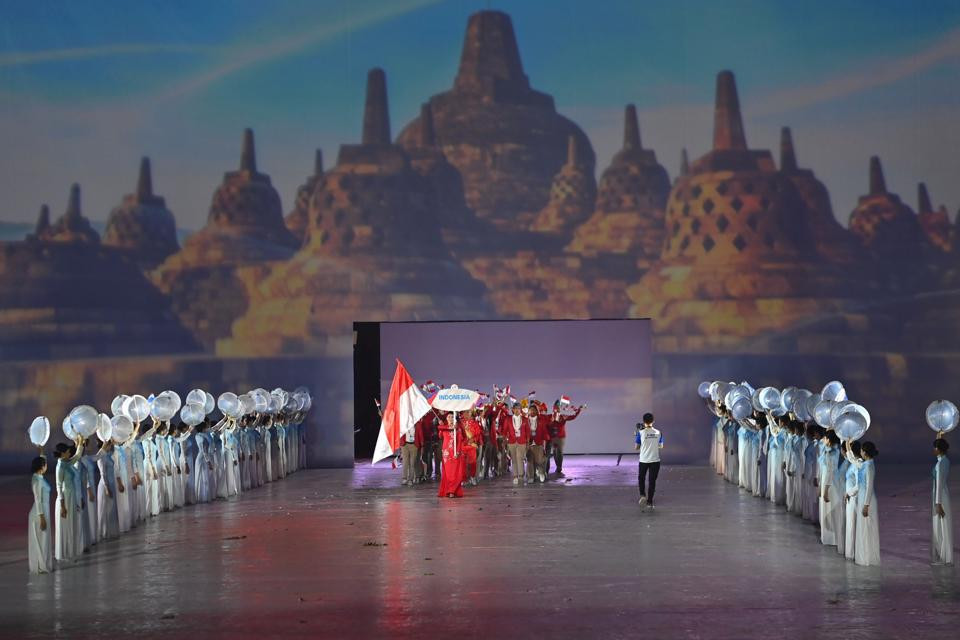 Do Covid-19, mỗi đoàn chỉ cử đại diện 31 vận động viên - con số tượng trưng cho Đại hội Thể thao Đông Nam Á lần thứ 31 - tham gia diễu hành. Đoàn vận động viên Việt Nam được chào đón nồng nhiệt.