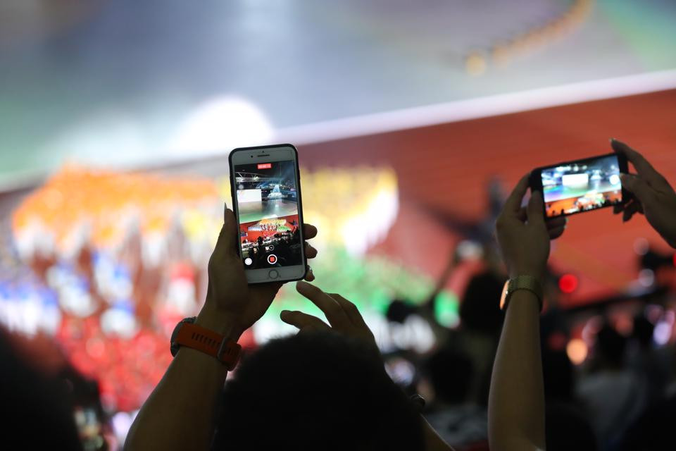Rất nhiều khán giả sử dụng điện thoại di động để phát livestream buổi lễ.