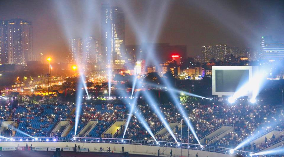 Lễ khai mạc được dàn dựng trên sân khấu rộng 7.000m2, với sự hỗ trợ của hệ thống máy chiếu, đèn chiếu sáng được bố trí ở nhiều vị trí khác nhau trên sân.