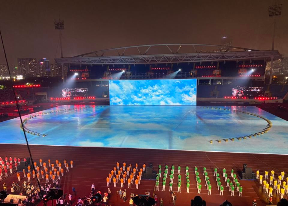 Sân khấu chính của lễ khai mạc tại sân vận động Mỹ Đình lúc 19 giờ 30 phút.