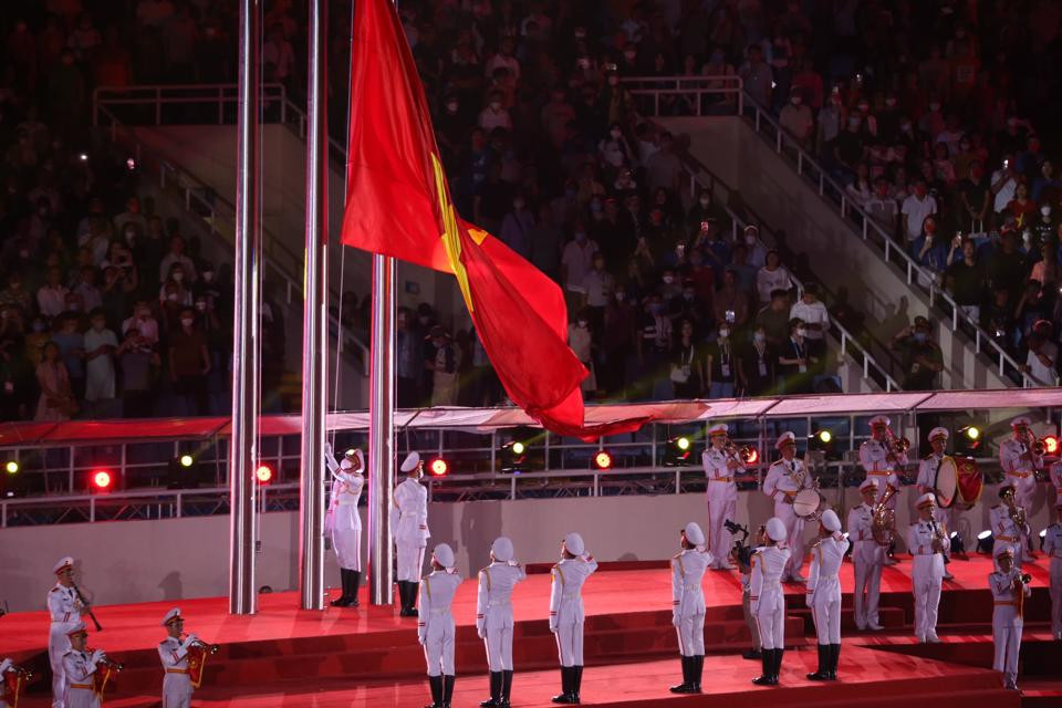 Lá cờ Việt Nam tung bay trong lời bài hát Quốc ca hào hùng được vang lên trên mọi khán đài.