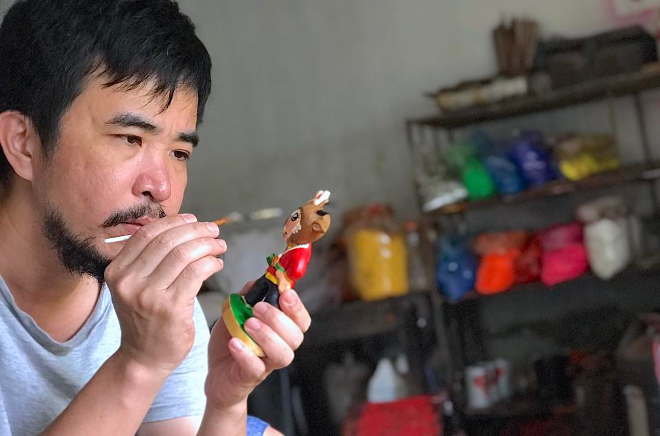 Nghệ nhân Nguyễn Tấn Phát tạo tác linh vật Sao La của SEA Games 31.