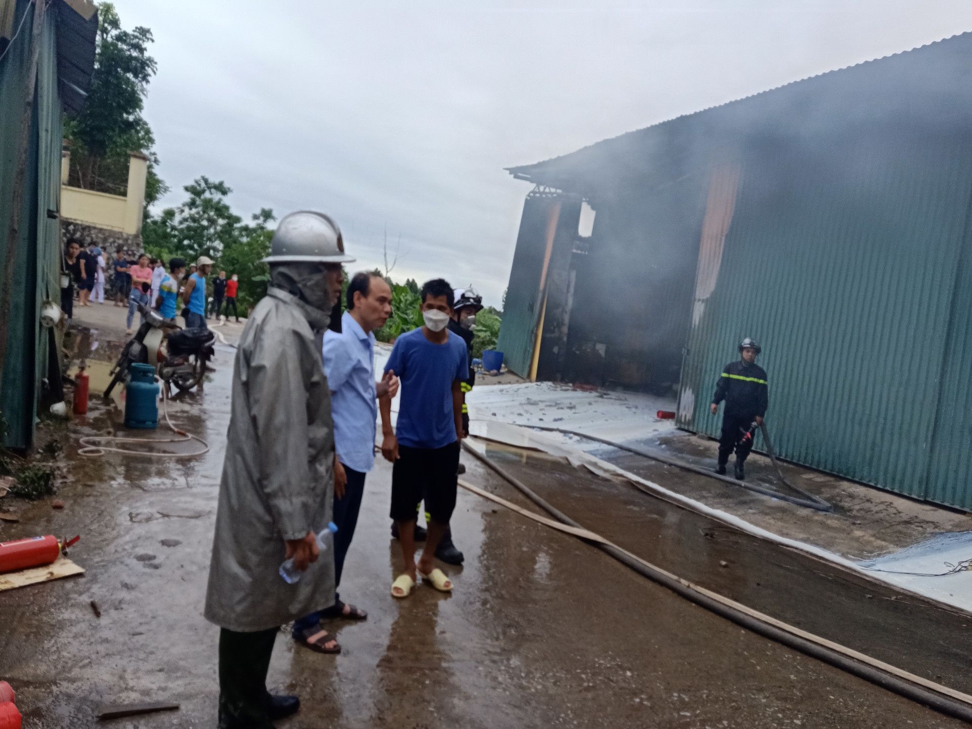 Hà Nội: Cháy lớn tại xưởng sơn huyện Đan Phượng, không có thiệt hại về người