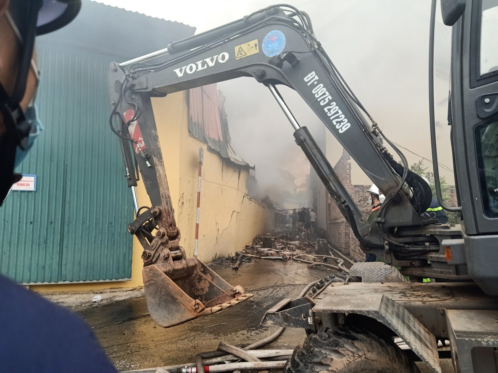 Hà Nội: Cháy lớn tại xưởng sơn huyện Đan Phượng, không có thiệt hại về người