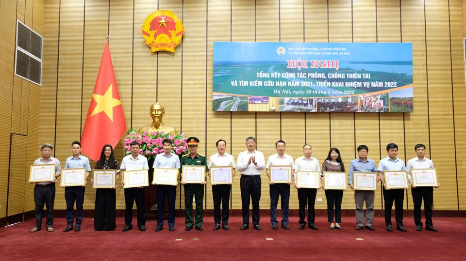 Phó Chủ tịch UBND TP Hà Nội Nguyễn Mạnh Quyền trao tặng giấy khen cho các cá nhân đạt thành tích xuất sắc trong công tác phòng, chống thiên tai và tìm kiếm cứu nạn năm 2021.