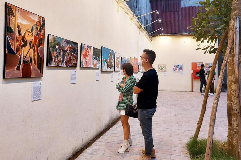 Du khách tham quan triển lãm ảnh nghệ thuật tại Trung tâm Văn hóa nghệ thuật số 22, Hàng Buồm - công trình vừa được quận Hoàn Kiếm hoàn thành tu bổ. Ảnh: Nguyễn Thanh