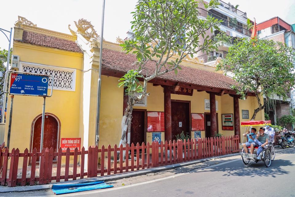 Đền Bạch Mã tọa lạc tại số 76 phố Hàng Buồm, quận Hoàn Kiếm, Hà Nội