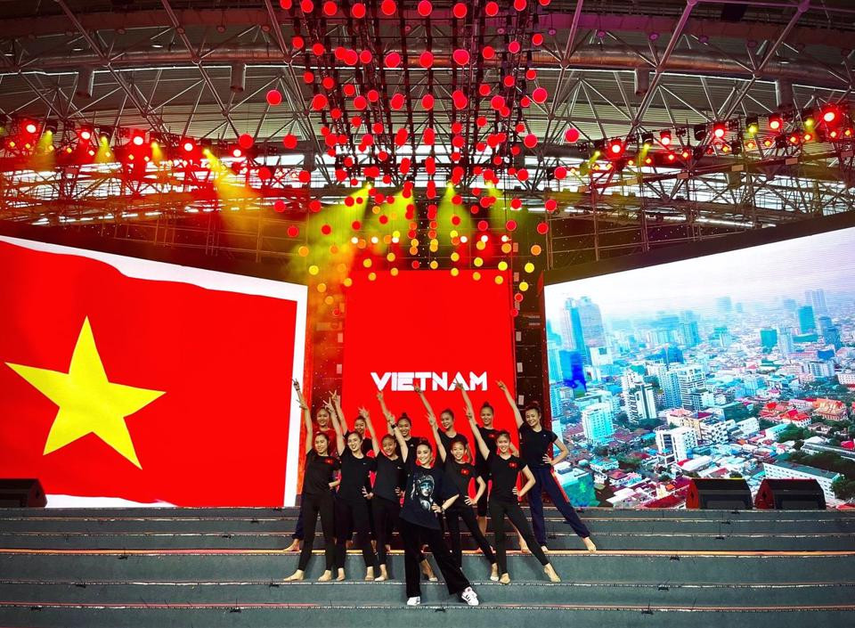 Các VĐV thể dục nghệ thuật tập làm quen sân khấu của Lễ khai mạc SEA Games 31. Ảnh: Thu Hà.