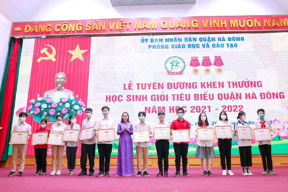 Phòng Giáo dục và Đào tạo quận Hà Đông tổ chức lễ tuyên dương, khen thưởng Học sinh giỏi tiêu biểu năm học 2021 - 2022