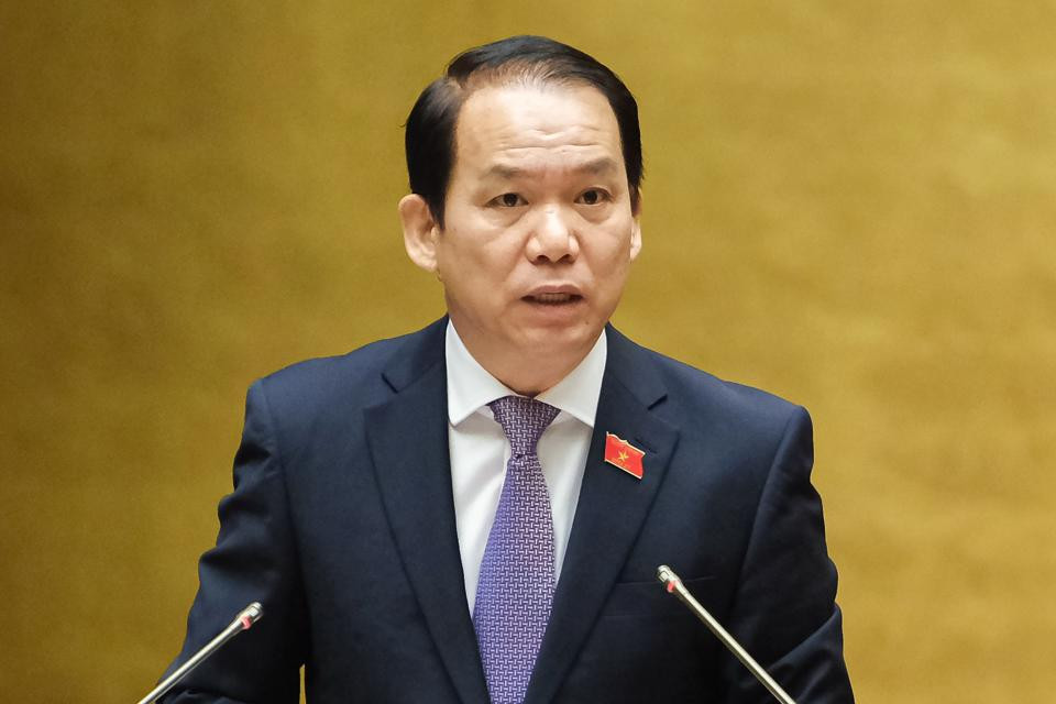 Chủ nhiệm Ủy ban Pháp luật của Quốc hội Hoàng Thanh Tùng trình bày báo cáo tại Kỳ họp