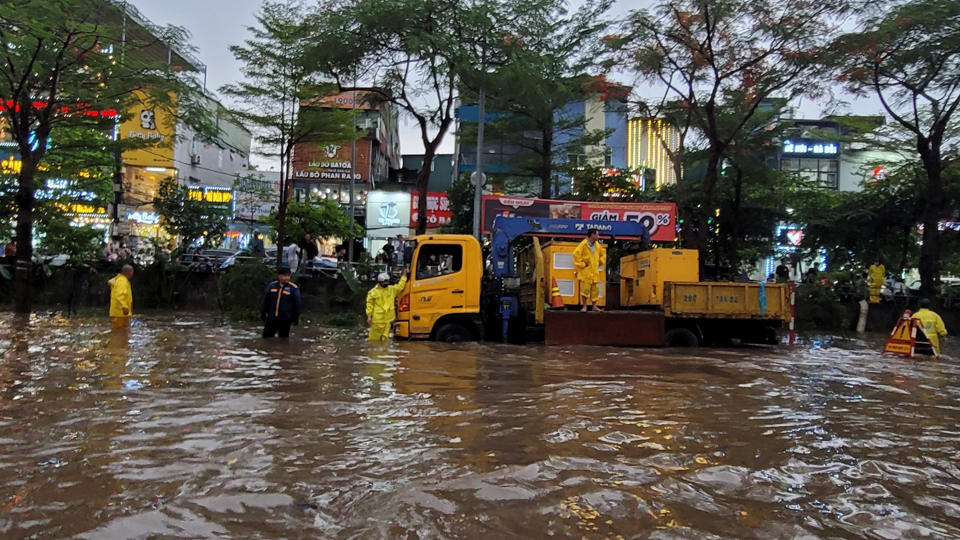 Con mưa chiều ngày 29/5 khiến nhiều tuyến đường tại Hà Nội rơi vào tình trạng ngập úng. Ảnh: Công Trình