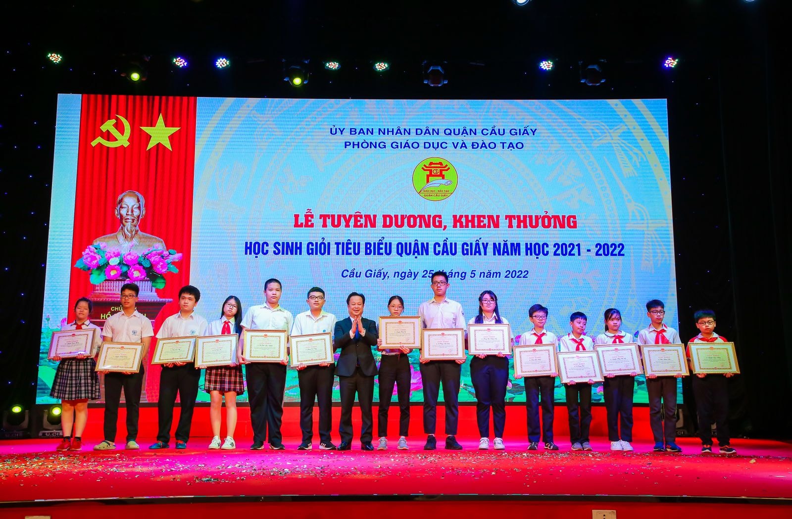 Quận Cầu Giấy (Hà Nội): Lễ tuyên dương, khen thưởng học sinh giỏi tiêu biểu năm học 2021-2022