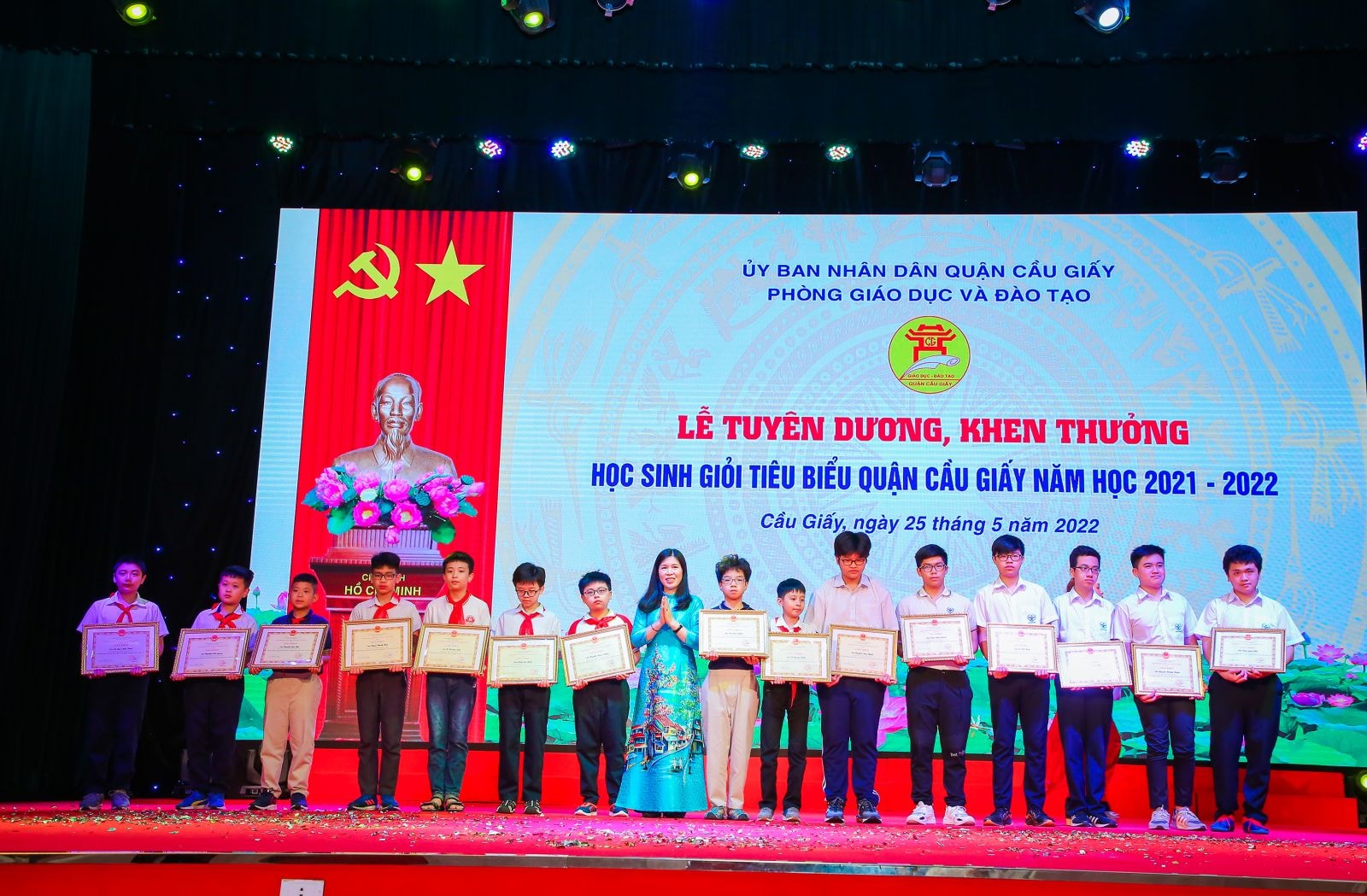 Quận Cầu Giấy (Hà Nội): Lễ tuyên dương, khen thưởng học sinh giỏi tiêu biểu năm học 2021-2022