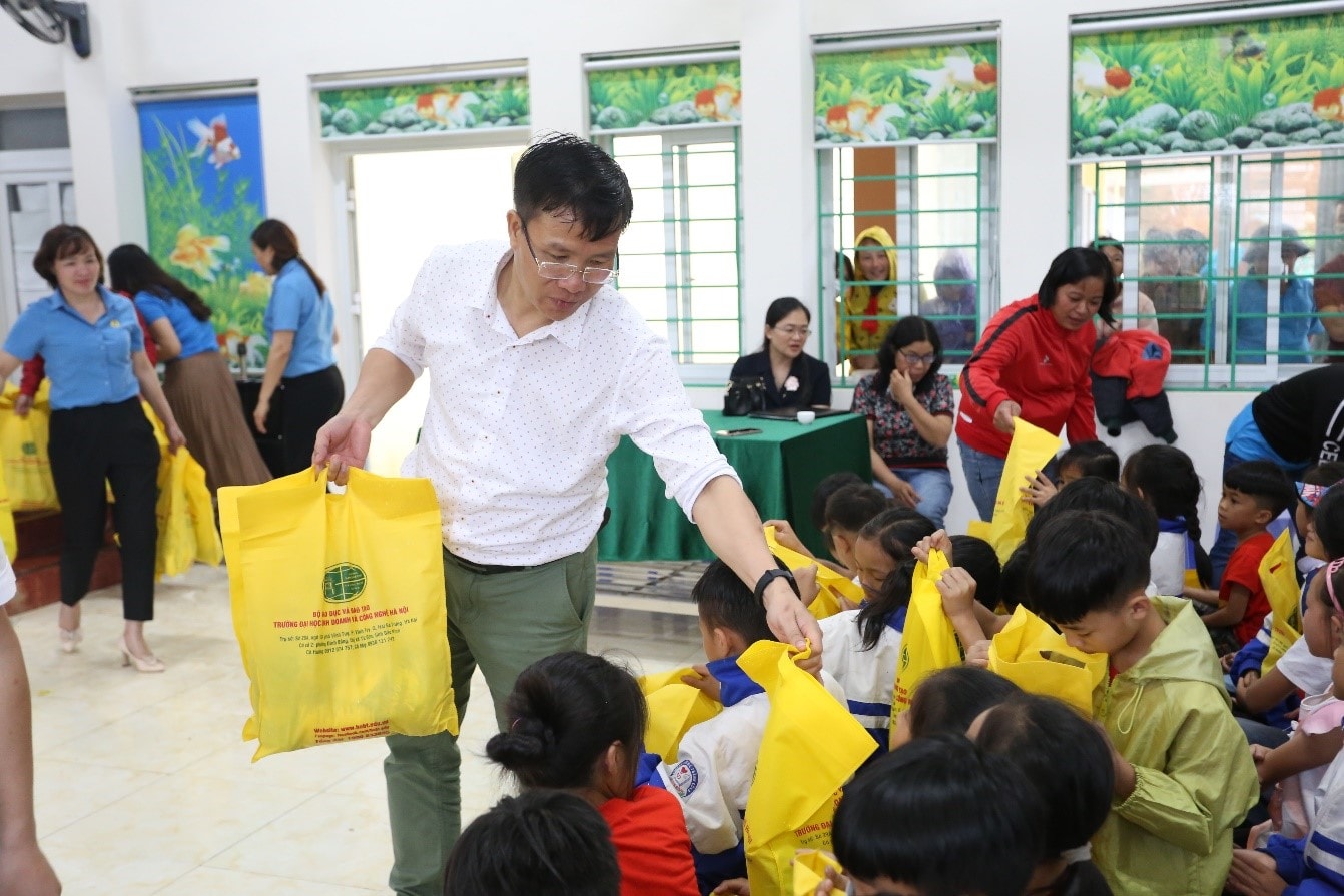 Hoạt động” Hỗ trợ giáo dục” của Công đoàn Trường Đại học Kinh doanh và Công nghệ Hà Nội tại Cao Bằng