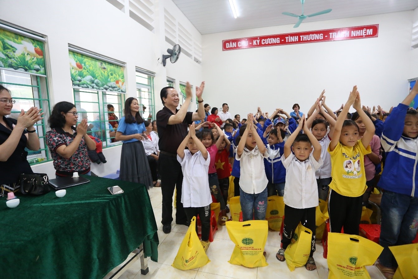 Hoạt động” Hỗ trợ giáo dục” của Công đoàn Trường Đại học Kinh doanh và Công nghệ Hà Nội tại Cao Bằng