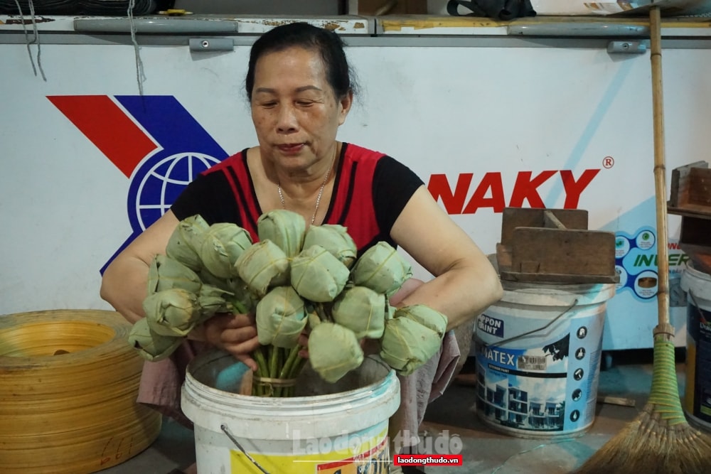 Người dân Tây Hồ bận rộn vào mùa làm trà sen